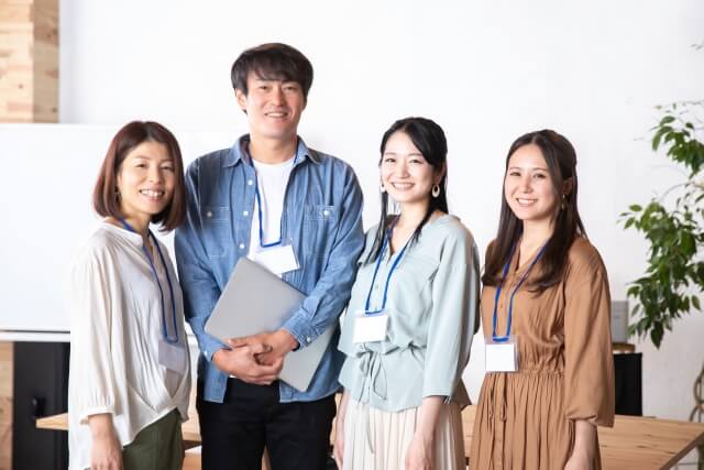 4人でレッスンを受ける受講生