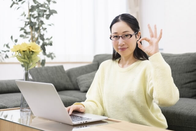 手ぶらでレッスンに参加する女性