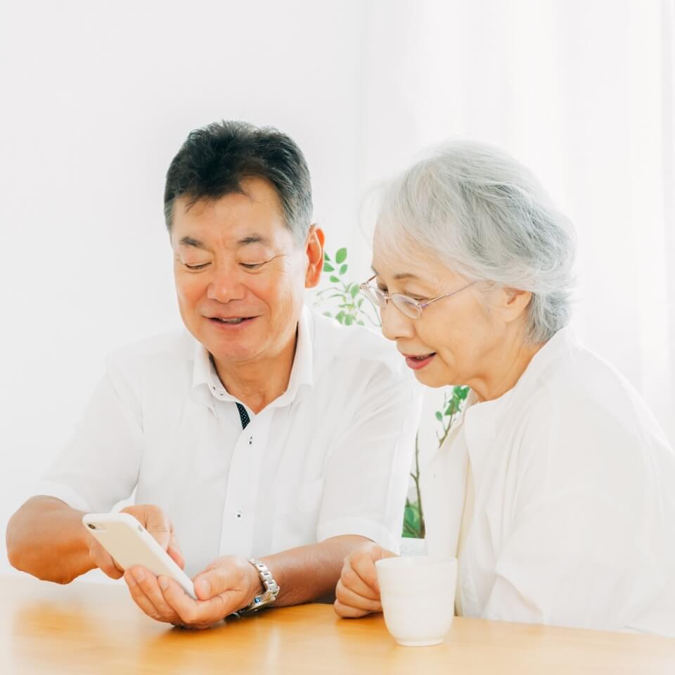 スマートフォンの使い方を学ぶ老夫婦
