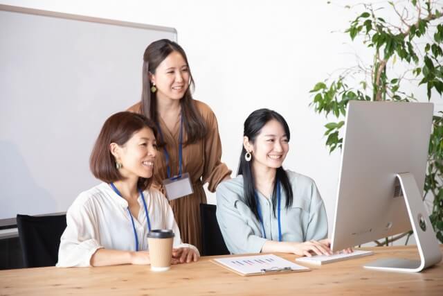 3人でレッスンを受けているようす