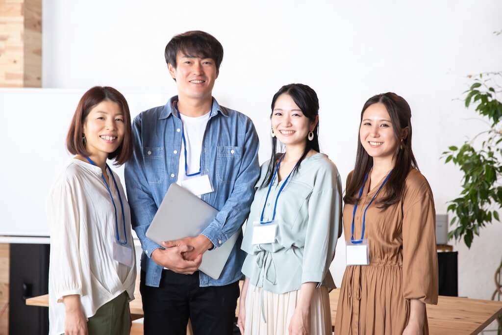 PCレッスンを受ける4人の受講生